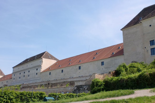 Schloss-Neugebäude-